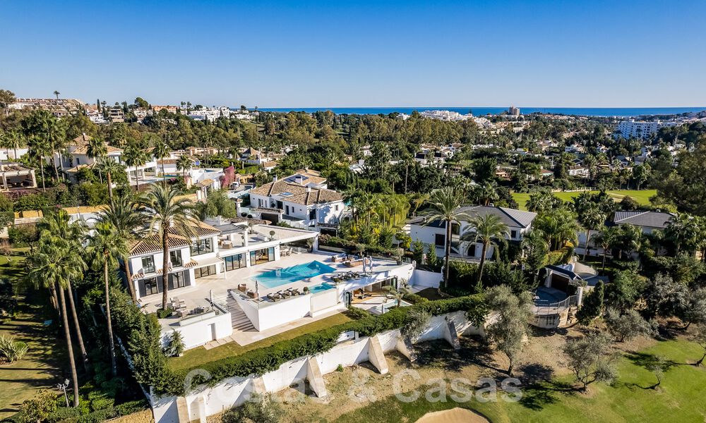 Villa de luxe méditerranéenne moderne et rénovée à vendre, située sur la première ligne de golf, au cœur de Nueva Andalucia, Marbella 57011