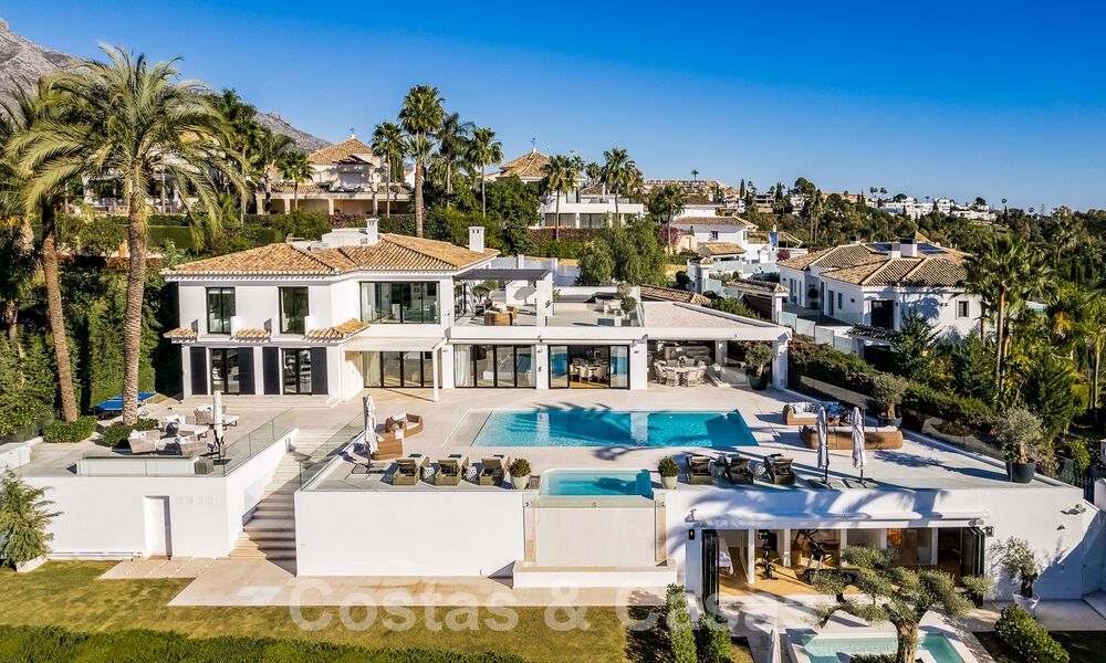 Villa de luxe méditerranéenne moderne et rénovée à vendre, située sur la première ligne de golf, au cœur de Nueva Andalucia, Marbella 57012