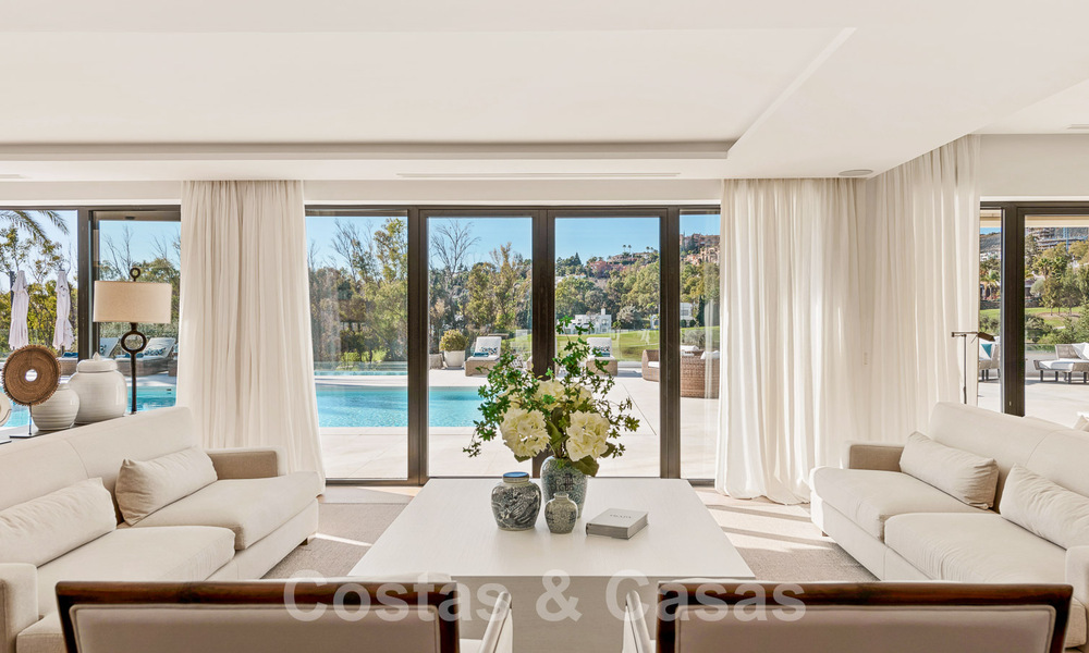 Villa de luxe méditerranéenne moderne et rénovée à vendre, située sur la première ligne de golf, au cœur de Nueva Andalucia, Marbella 57015