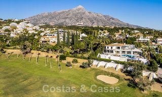 Villa de luxe méditerranéenne moderne et rénovée à vendre, située sur la première ligne de golf, au cœur de Nueva Andalucia, Marbella 57016 