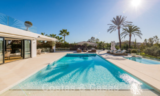 Villa de luxe méditerranéenne moderne et rénovée à vendre, située sur la première ligne de golf, au cœur de Nueva Andalucia, Marbella 57021 