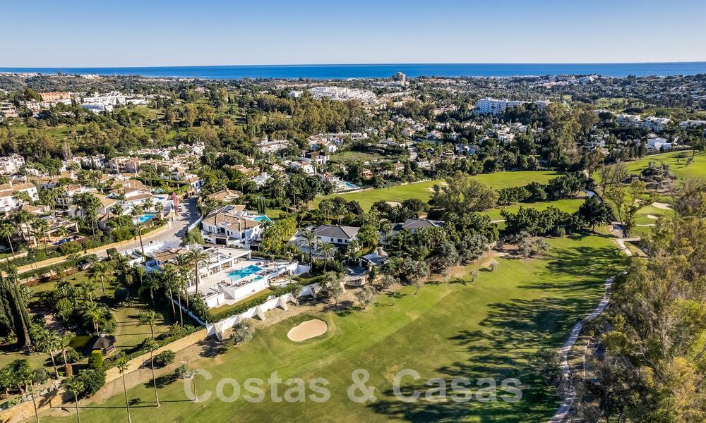 Villa de luxe méditerranéenne moderne et rénovée à vendre, située sur la première ligne de golf, au cœur de Nueva Andalucia, Marbella 57025