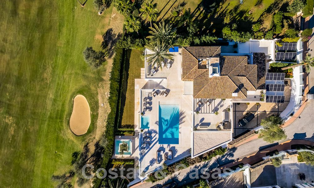 Villa de luxe méditerranéenne moderne et rénovée à vendre, située sur la première ligne de golf, au cœur de Nueva Andalucia, Marbella 57028