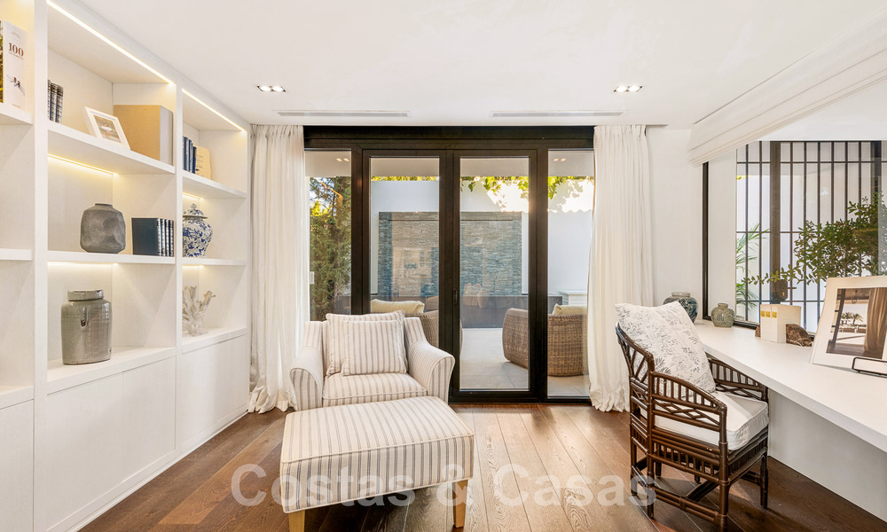 Villa de luxe méditerranéenne moderne et rénovée à vendre, située sur la première ligne de golf, au cœur de Nueva Andalucia, Marbella 57030