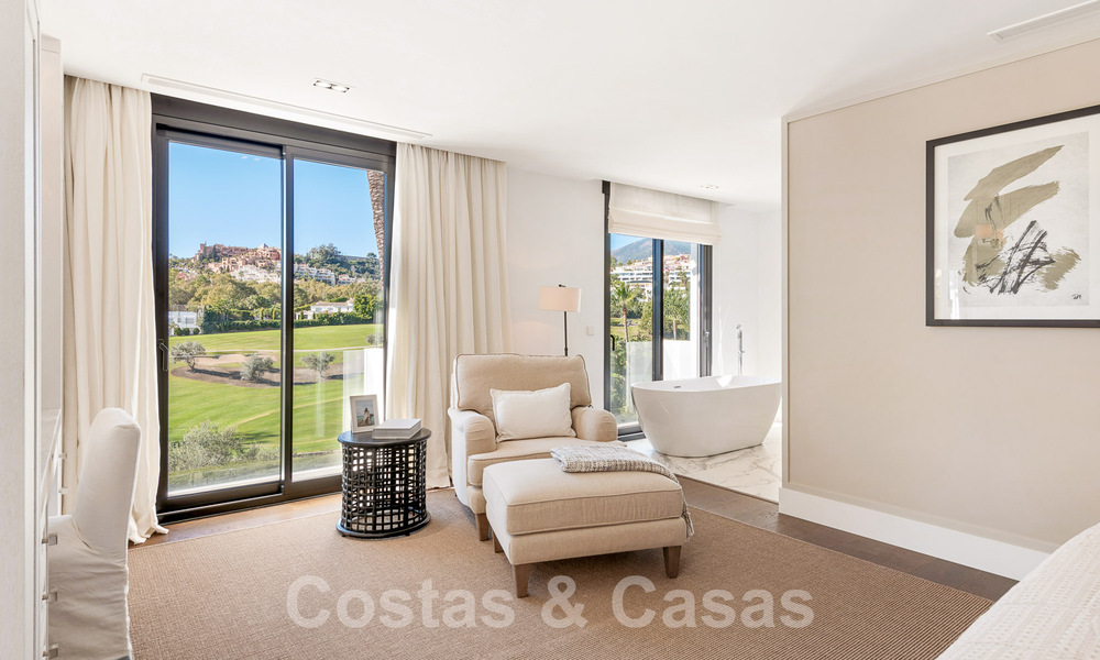 Villa de luxe méditerranéenne moderne et rénovée à vendre, située sur la première ligne de golf, au cœur de Nueva Andalucia, Marbella 57036
