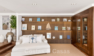Villa de luxe méditerranéenne moderne et rénovée à vendre, située sur la première ligne de golf, au cœur de Nueva Andalucia, Marbella 57038 