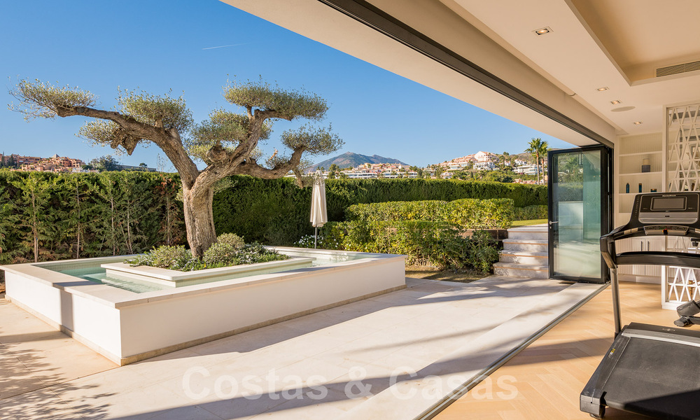 Villa de luxe méditerranéenne moderne et rénovée à vendre, située sur la première ligne de golf, au cœur de Nueva Andalucia, Marbella 57045