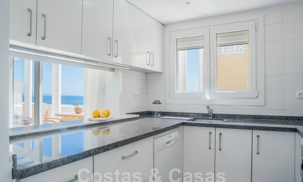 Superbe penthouse en première ligne de plage à vendre avec vue panoramique sur la mer à quelques minutes du centre d'Estepona 56895