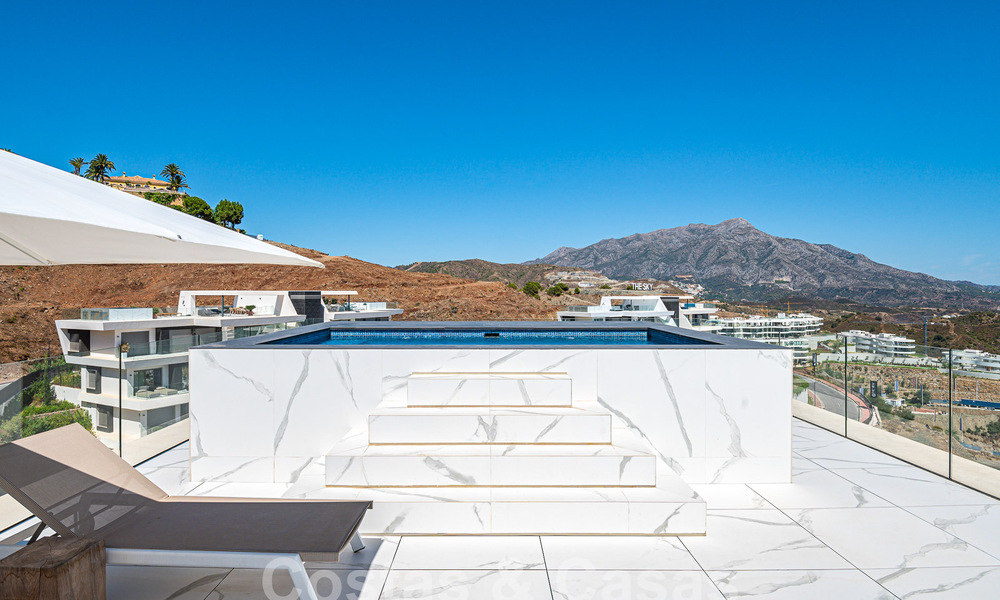 Penthouse de première classe à vendre avec piscine privée et vue panoramique sur la mer dans les collines de Marbella - Benahavis 58445