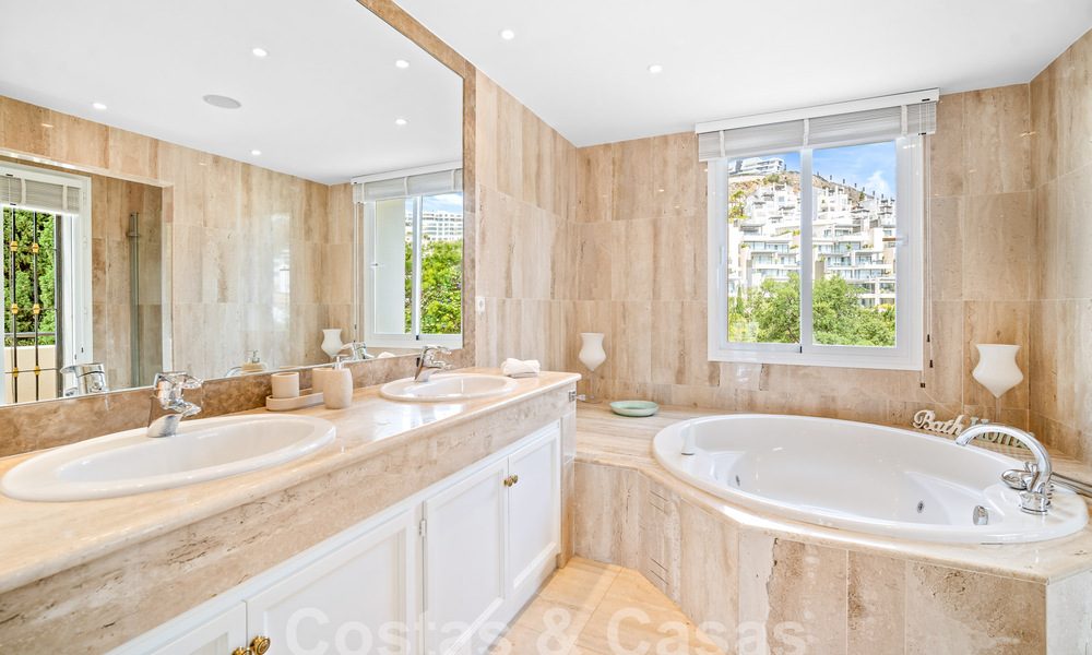 Villa de luxe de style espagnol classique à vendre dans le complexe golfique protégé de La Quinta, Marbella - Benahavis 58246