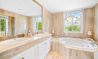 Villa de luxe de style espagnol classique à vendre dans le complexe golfique protégé de La Quinta, Marbella - Benahavis 58246 