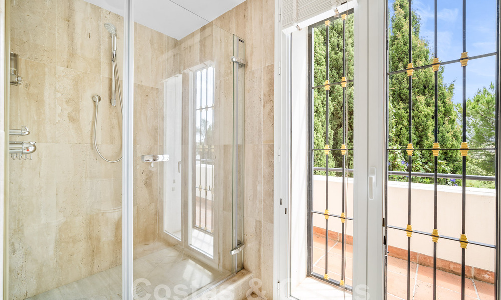 Villa de luxe de style espagnol classique à vendre dans le complexe golfique protégé de La Quinta, Marbella - Benahavis 58247