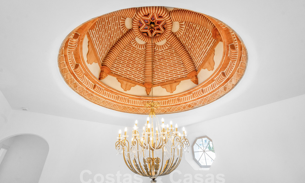 Villa de luxe de style espagnol classique à vendre dans le complexe golfique protégé de La Quinta, Marbella - Benahavis 58256