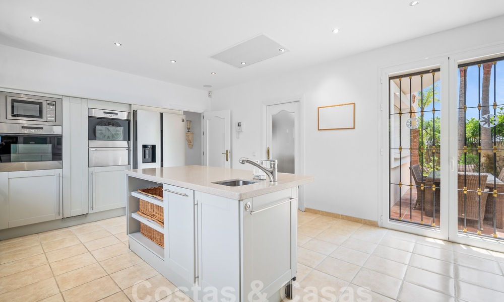 Villa de luxe de style espagnol classique à vendre dans le complexe golfique protégé de La Quinta, Marbella - Benahavis 58267