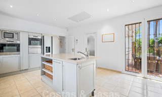 Villa de luxe de style espagnol classique à vendre dans le complexe golfique protégé de La Quinta, Marbella - Benahavis 58267 