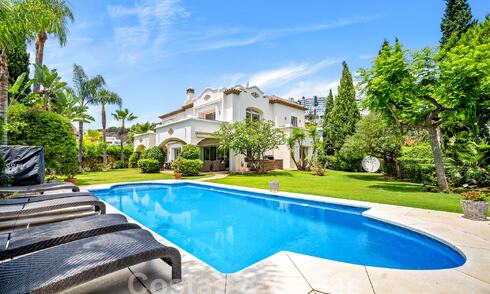 Villa de luxe de style espagnol classique à vendre dans le complexe golfique protégé de La Quinta, Marbella - Benahavis 58268