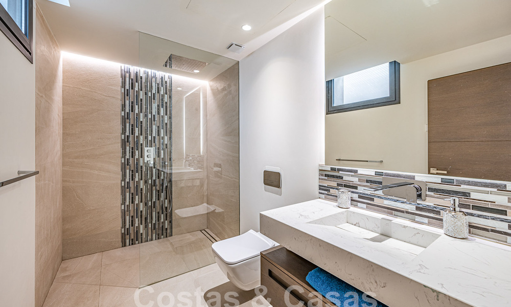 Villa design sophistiquée avec 2 piscines à vendre, à distance de marche de la plage, du centre de Marbella et de toutes les commodités 58546