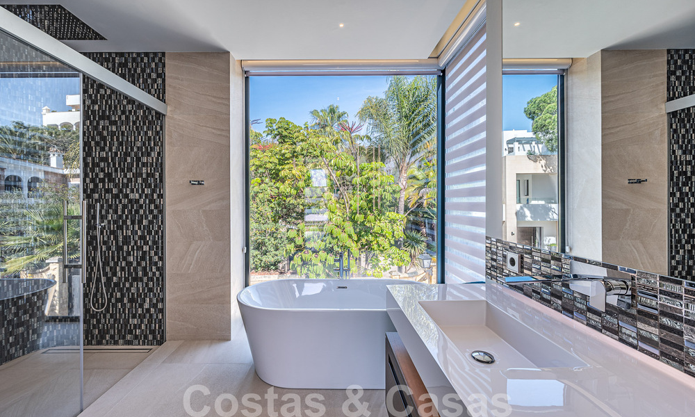 Villa design sophistiquée avec 2 piscines à vendre, à distance de marche de la plage, du centre de Marbella et de toutes les commodités 58550