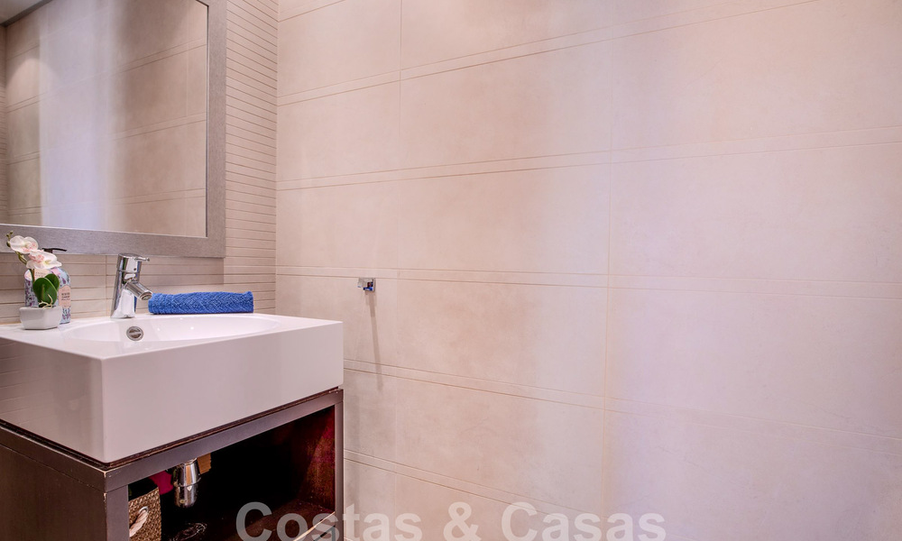 Penthouse moderne à vendre avec vue panoramique sur la mer, dans un complexe de luxe de Los Monteros, Marbella 58274