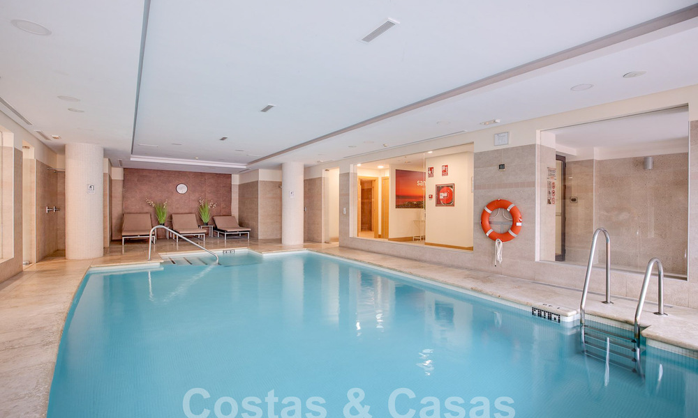 Penthouse moderne à vendre avec vue panoramique sur la mer, dans un complexe de luxe de Los Monteros, Marbella 58275