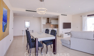 Penthouse moderne à vendre avec vue panoramique sur la mer, dans un complexe de luxe de Los Monteros, Marbella 58280 