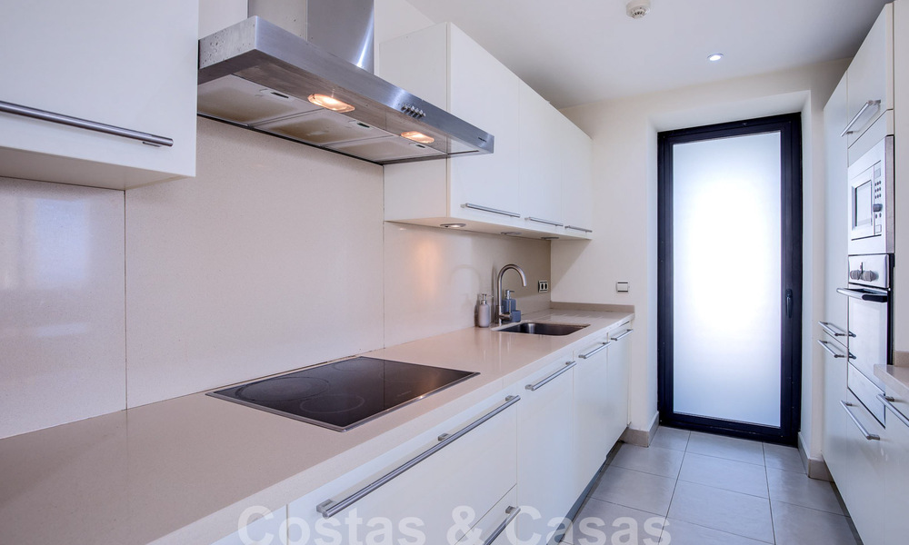 Penthouse moderne à vendre avec vue panoramique sur la mer, dans un complexe de luxe de Los Monteros, Marbella 58282