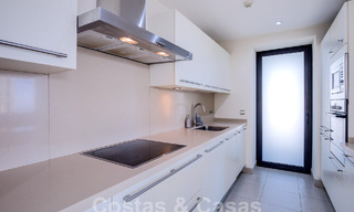 Penthouse moderne à vendre avec vue panoramique sur la mer, dans un complexe de luxe de Los Monteros, Marbella 58282 