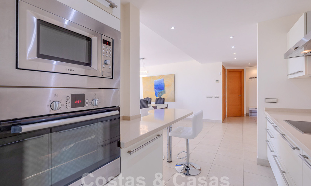 Penthouse moderne à vendre avec vue panoramique sur la mer, dans un complexe de luxe de Los Monteros, Marbella 58283