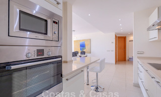 Penthouse moderne à vendre avec vue panoramique sur la mer, dans un complexe de luxe de Los Monteros, Marbella 58283 