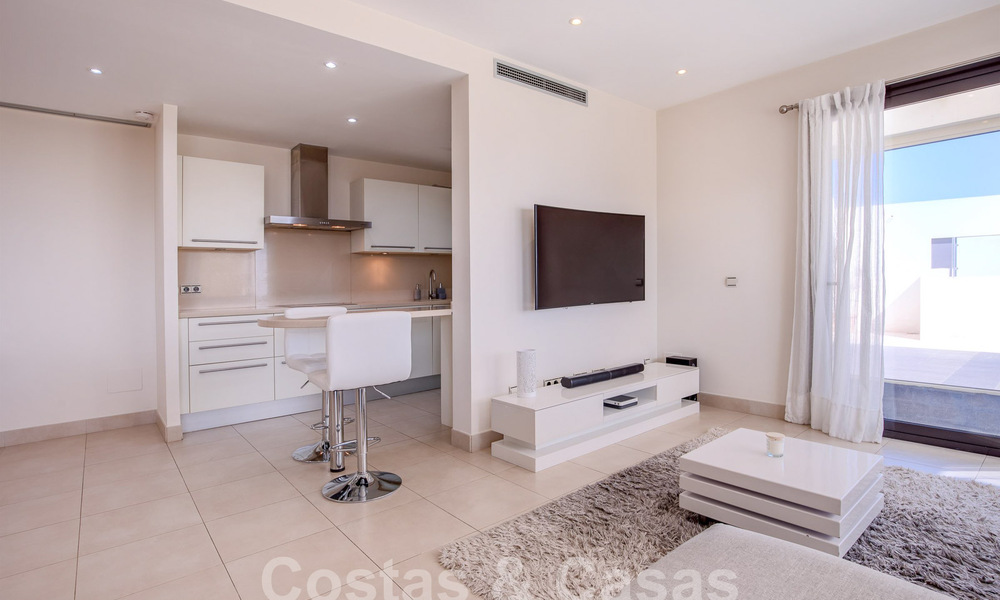 Penthouse moderne à vendre avec vue panoramique sur la mer, dans un complexe de luxe de Los Monteros, Marbella 58284