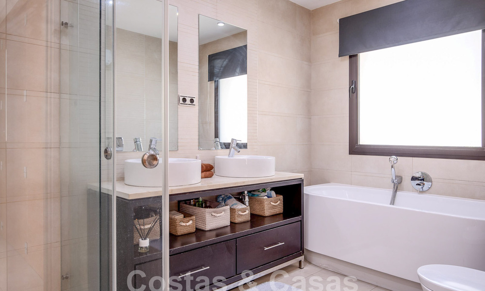 Penthouse moderne à vendre avec vue panoramique sur la mer, dans un complexe de luxe de Los Monteros, Marbella 58287