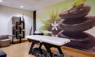 Penthouse moderne à vendre avec vue panoramique sur la mer, dans un complexe de luxe de Los Monteros, Marbella 58296 