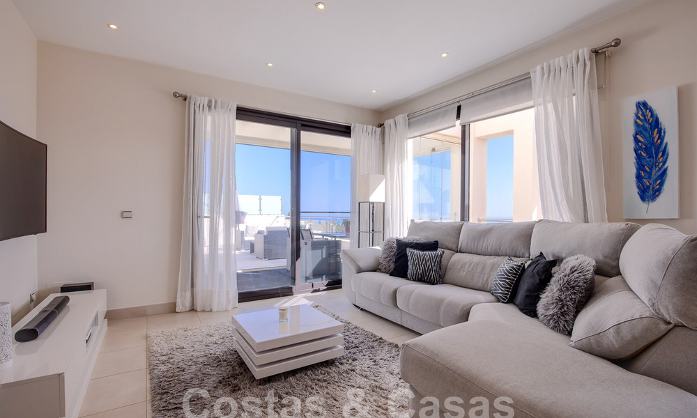 Penthouse moderne à vendre avec vue panoramique sur la mer, dans un complexe de luxe de Los Monteros, Marbella 58299