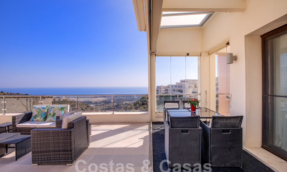Penthouse moderne à vendre avec vue panoramique sur la mer, dans un complexe de luxe de Los Monteros, Marbella 58301
