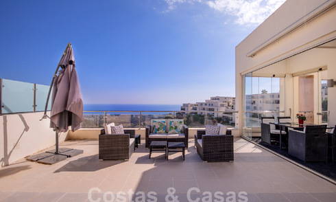 Penthouse moderne à vendre avec vue panoramique sur la mer, dans un complexe de luxe de Los Monteros, Marbella 58303