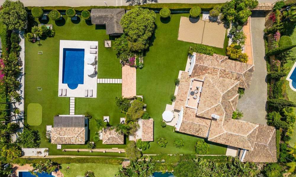 Charmante villa de luxe à vendre avec un style architectural méditerranéen traditionnel sur le nouveau Golden Mile entre Marbella et Estepona 57810