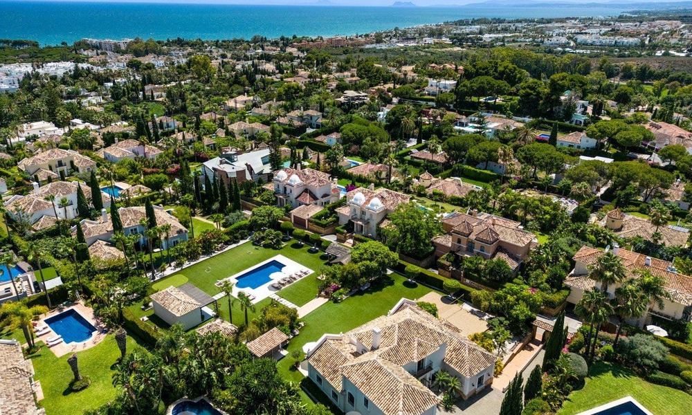 Charmante villa de luxe à vendre avec un style architectural méditerranéen traditionnel sur le nouveau Golden Mile entre Marbella et Estepona 57814