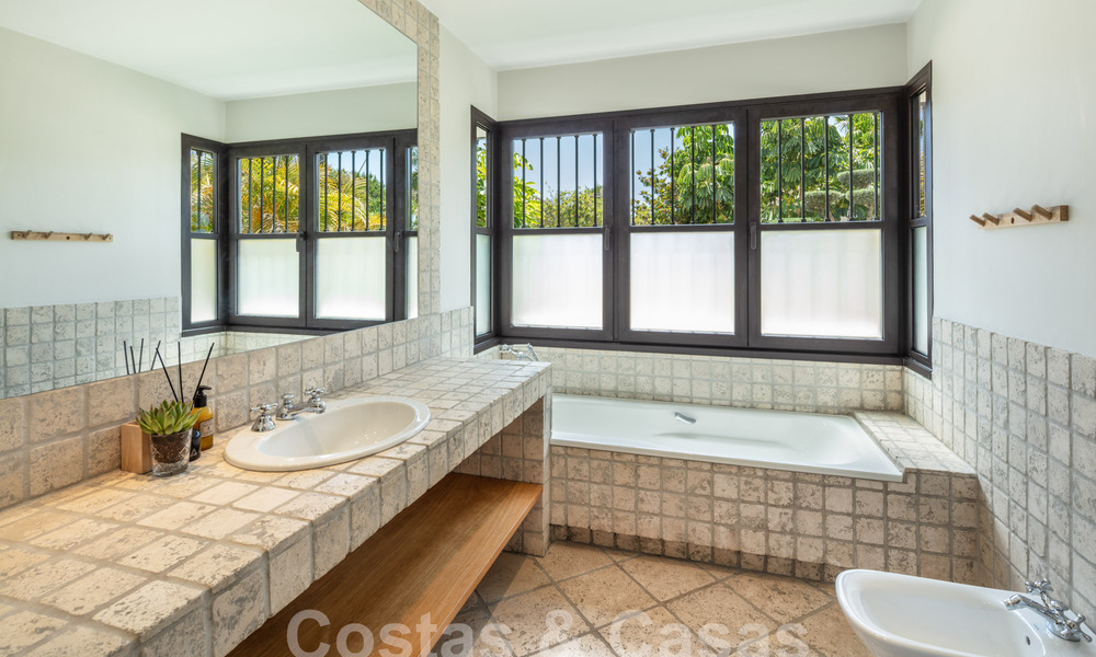 Charmante villa de luxe à vendre avec un style architectural méditerranéen traditionnel sur le nouveau Golden Mile entre Marbella et Estepona 57823