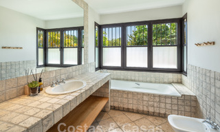 Charmante villa de luxe à vendre avec un style architectural méditerranéen traditionnel sur le nouveau Golden Mile entre Marbella et Estepona 57823 