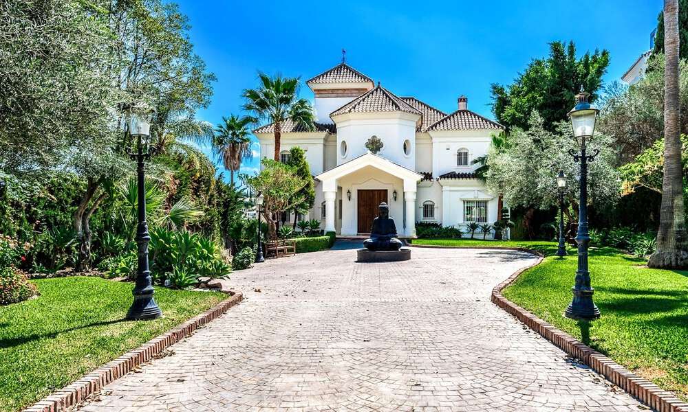 Villa de luxe à l'architecture traditionnelle à vendre, située en première ligne de golf à Nueva Andalucia, Marbella 58126