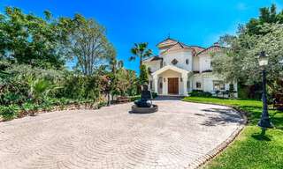 Villa de luxe à l'architecture traditionnelle à vendre, située en première ligne de golf à Nueva Andalucia, Marbella 58127 