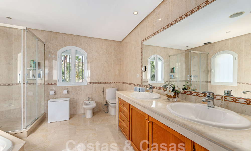 Villa de luxe à l'architecture traditionnelle à vendre, située en première ligne de golf à Nueva Andalucia, Marbella 58129