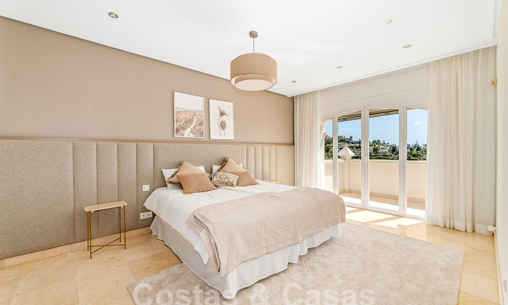 Villa de luxe à l'architecture traditionnelle à vendre, située en première ligne de golf à Nueva Andalucia, Marbella 58130