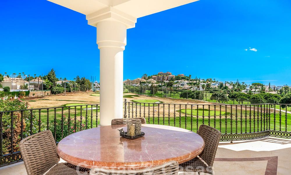 Villa de luxe à l'architecture traditionnelle à vendre, située en première ligne de golf à Nueva Andalucia, Marbella 58131