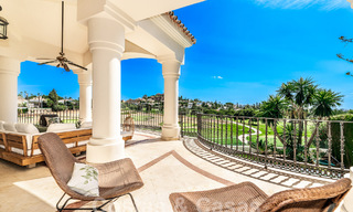 Villa de luxe à l'architecture traditionnelle à vendre, située en première ligne de golf à Nueva Andalucia, Marbella 58132 