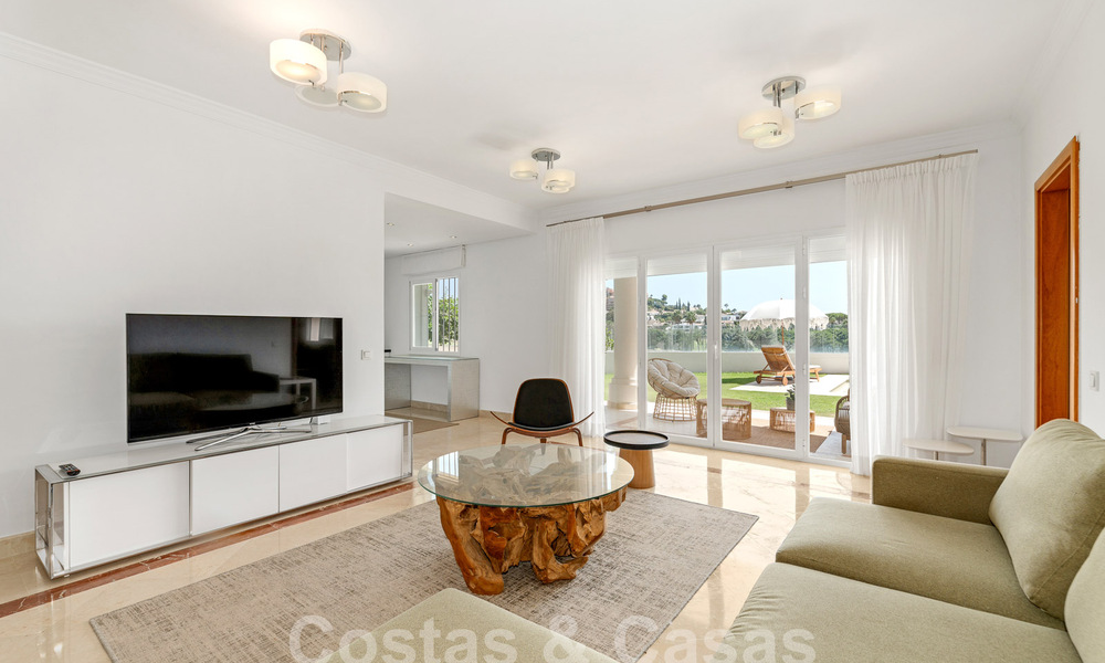 Villa de luxe à l'architecture traditionnelle à vendre, située en première ligne de golf à Nueva Andalucia, Marbella 58134
