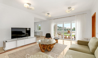 Villa de luxe à l'architecture traditionnelle à vendre, située en première ligne de golf à Nueva Andalucia, Marbella 58134 