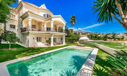 Villa de luxe à l'architecture traditionnelle à vendre, située en première ligne de golf à Nueva Andalucia, Marbella 58139