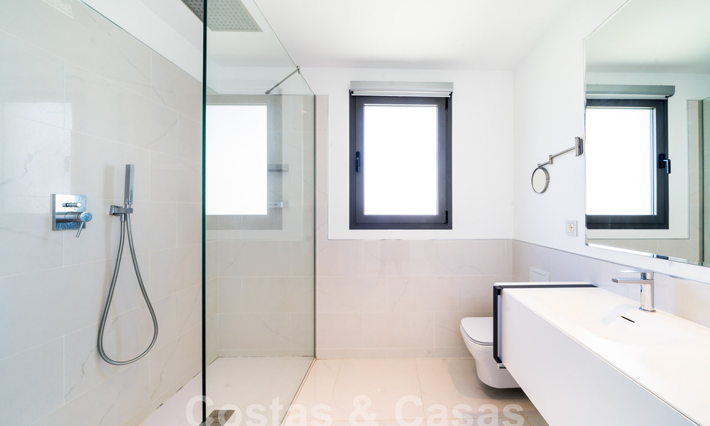 Penthouse moderne avec solarium spacieux à vendre sur le nouveau Golden Mile entre Marbella et Estepona 58800