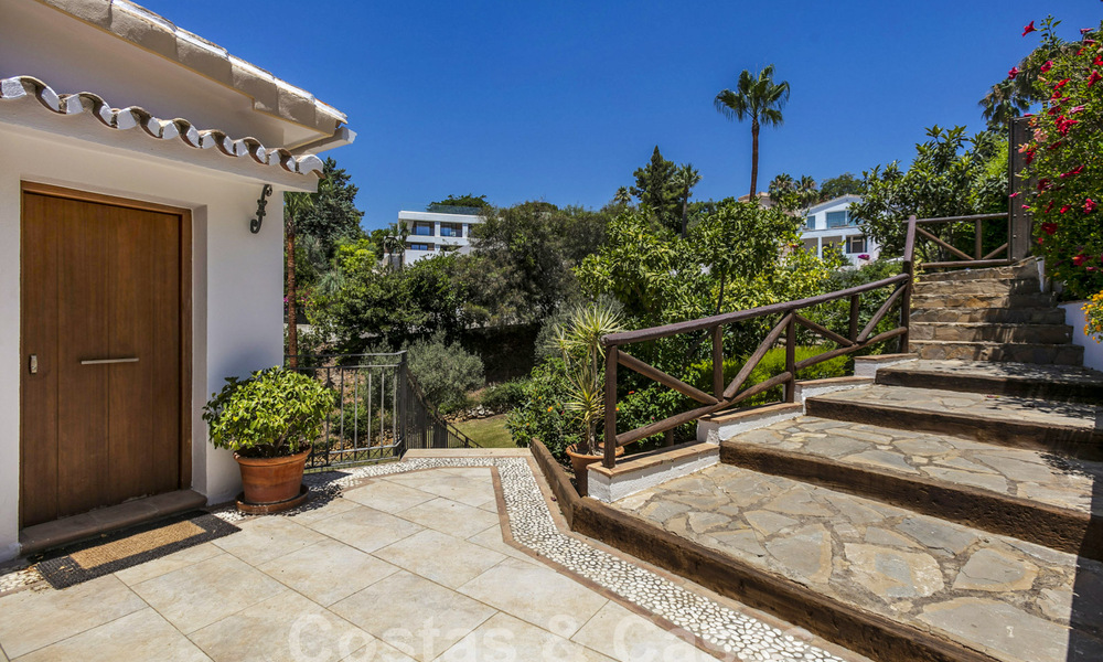Villa espagnole à vendre avec grand jardin proche des commodités à l'est de Marbella 58915